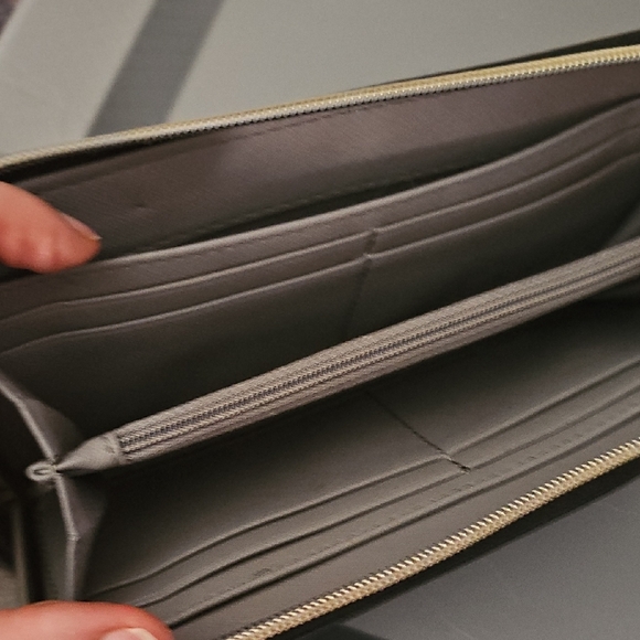 Fossil Textured Black Wallet - Picture 2 of 6